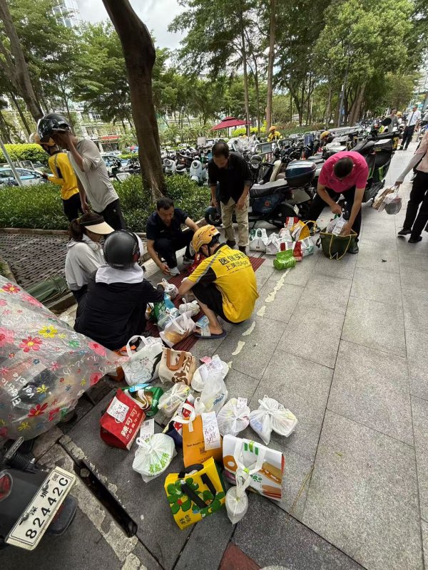 卓信宝配资 阿姨代外卖小哥跑楼，要睁只眼闭只眼吗？
