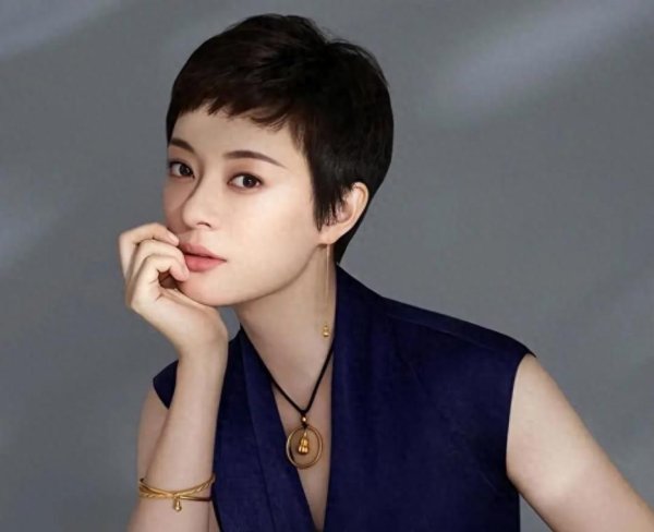 华融资产 女星孙俪陪孩子出海2小时找海龟，邓超未上船同行