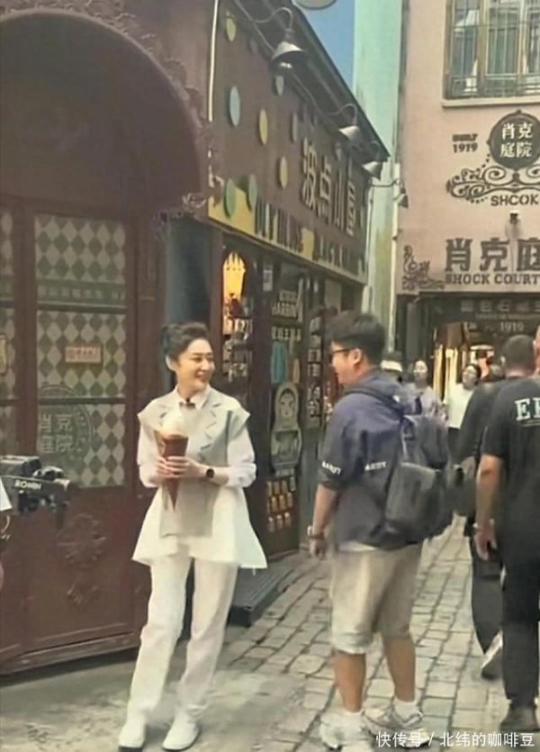 和业众 57岁周涛近照曝光！昔日春晚女神如今大变样，手捧巨型冰淇淋
